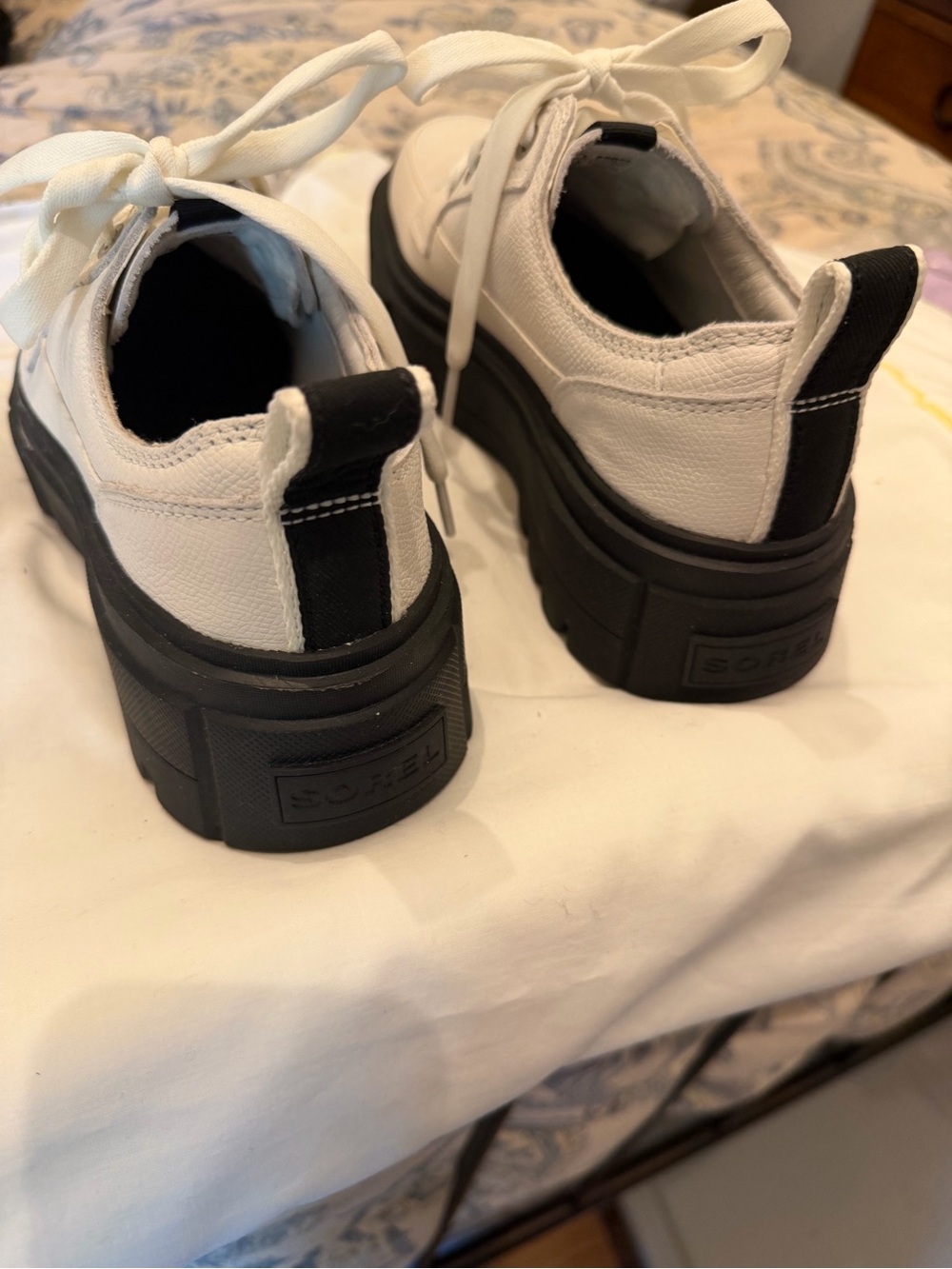 Sorel BNIB Women’s White Low-Top Sneakers with Black Soles. Waterproof. - Picture 5 of 7